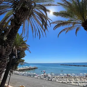 https://bilocale-vista-mare-con-terrazzo-centro-sanremo.hotelitalianriviera.com